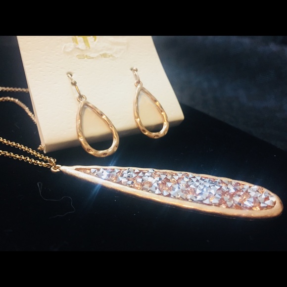 Jewelry - Beautiful Gold Teardrop Stone Necklace Set Jewelry - Beautiful Gold Teardrop Stone Necklace Set